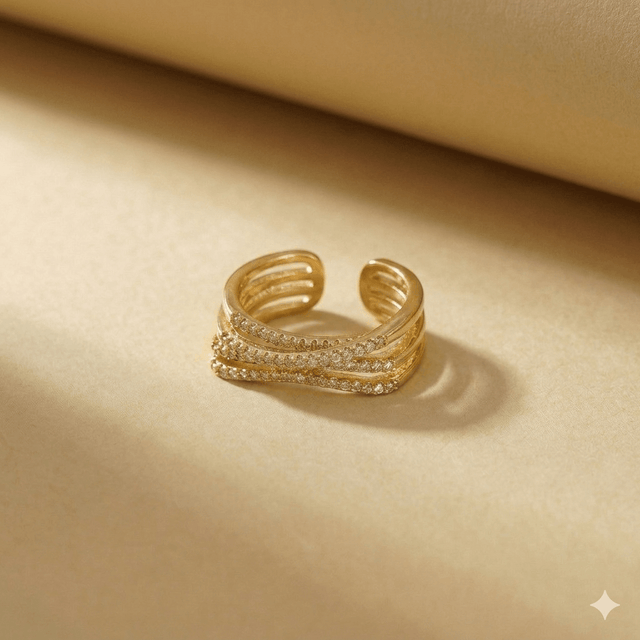 Anel Multiplo com Brilhantes Ajustável em dourado com design contemporâneo e brilhantes sofisticados.