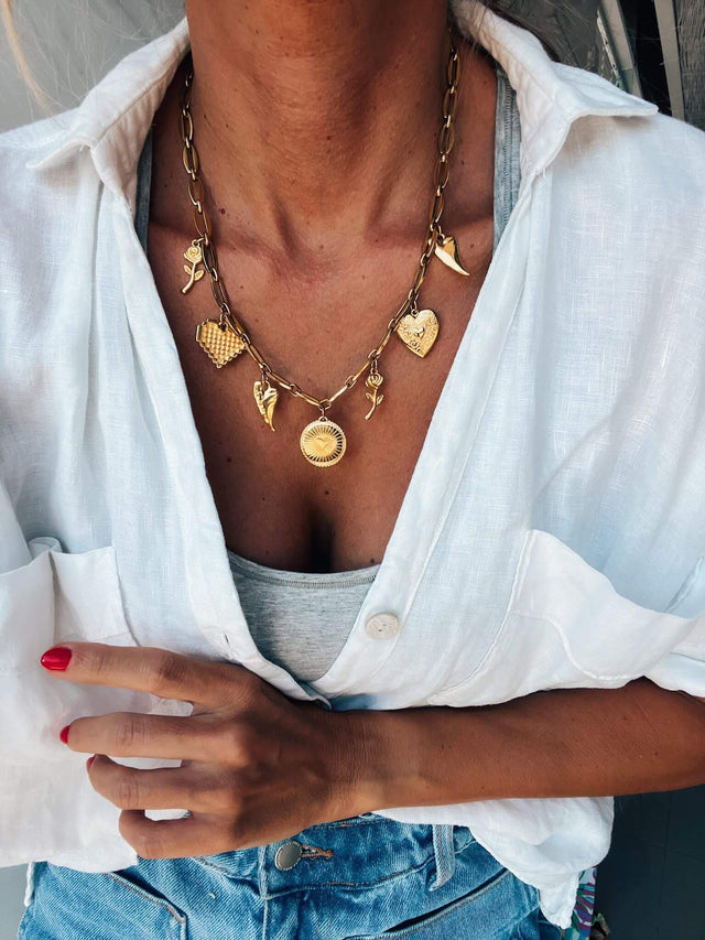 Collier avec pendentifs cœurs et roses plaqués or