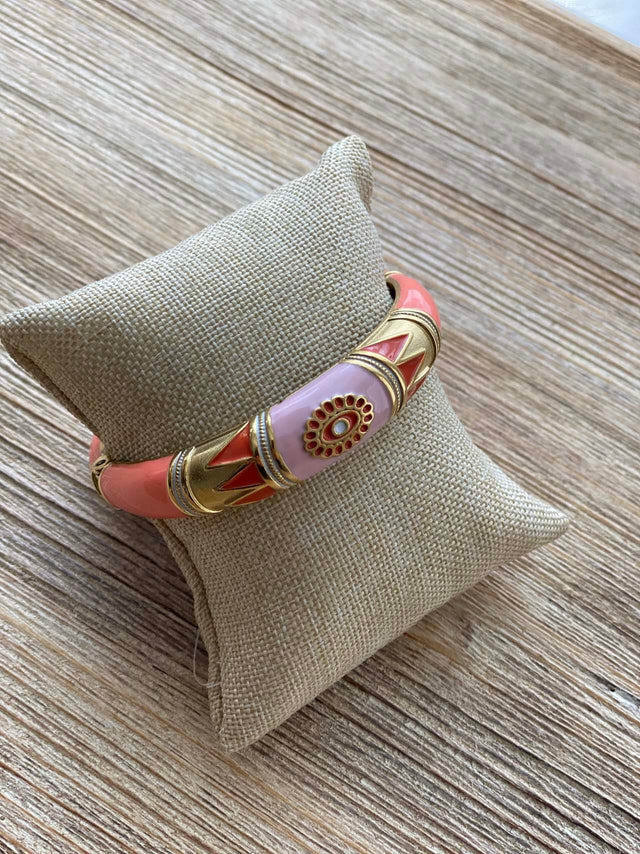 Acessórios: Pulseira Escrava Coral e Rosa Trabalhada | Black Peach Color: coral Size: TU | Outono / Inverno 2022