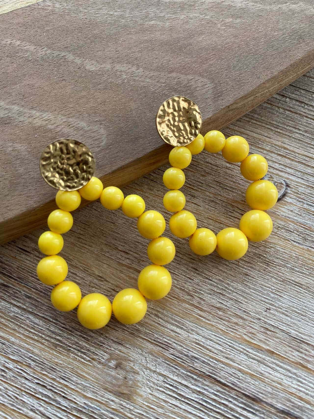 Acessórios: Brincos Ovais com Bolas em Amarelo | Black Peach Color: amarelo Size: TU | Outono / Inverno 2022