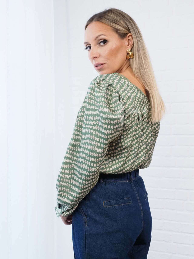 BLUSAS: Blusa Acetinada com Estampada para Mulher - Black Peach® Color: verde Size: S, M, L | Outono / Inverno 2022