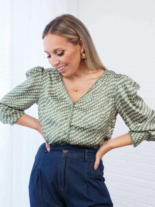 BLUSAS: Blusa Acetinada com Estampada para Mulher - Black Peach® Color: verde Size: S, M, L | Outono / Inverno 2022