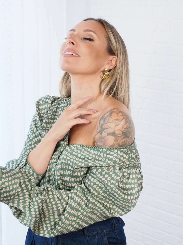 BLUSAS: Blusa Acetinada com Estampada para Mulher - Black Peach® Color: verde Size: S, M, L | Outono / Inverno 2022