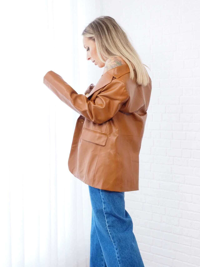 Blazers: Blazer Cintado em Ecopele para Mulher - Black Peach® Color: castanho, preto, camel Size: S, M, L | Outono / Inverno 2022
