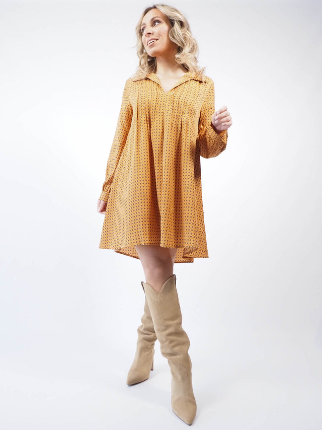 Vestido curto estampado.