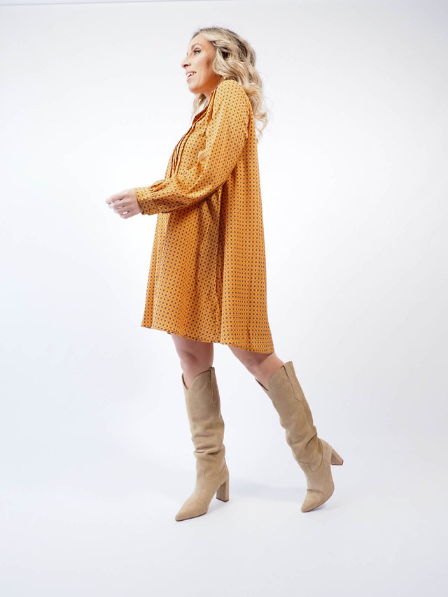Vestido feminino de mangas compridas.