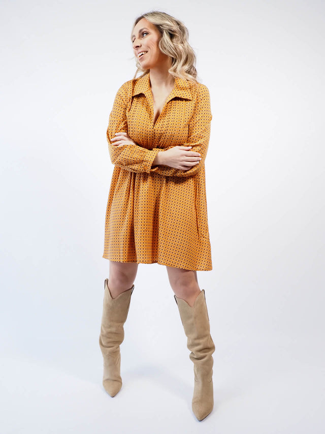 Vestido curto com decote e colarinho em bico.