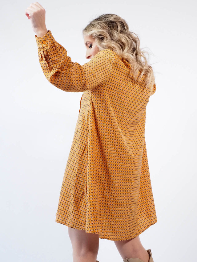 Vestido de tecido fluído com pormenor visto de trás.