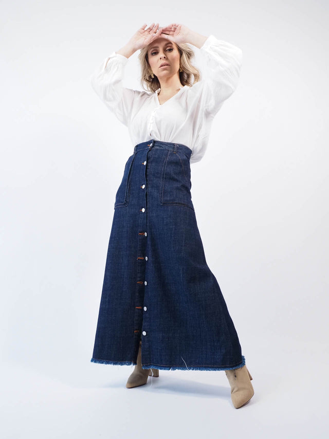 Saia de ganga combinada em look total.