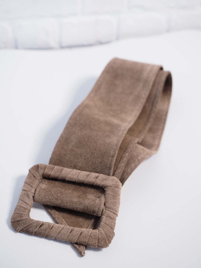 Acessórios: CINTO EM CAMURÇA Color: taupe, azulão, verdeforte, verde, camel, bege Size: TU | Outono / Inverno 2022