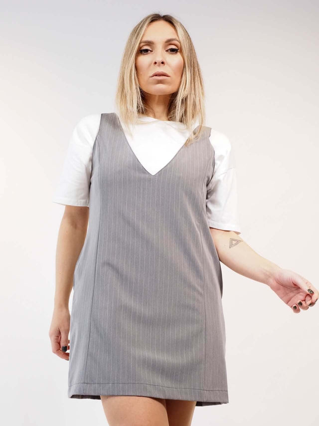 Este vestido lisonjeiro, relaxado e confortável apresenta bolsos laterais.