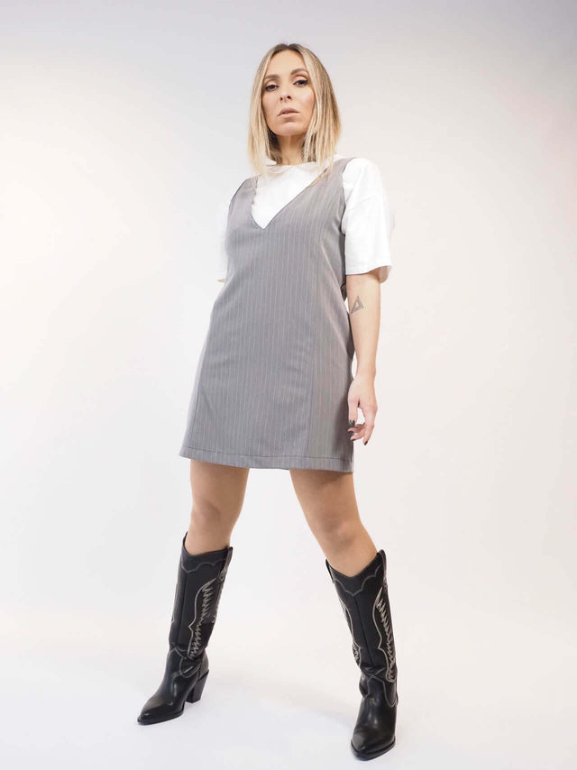 Vestido cinzento curto com riscas brancas.