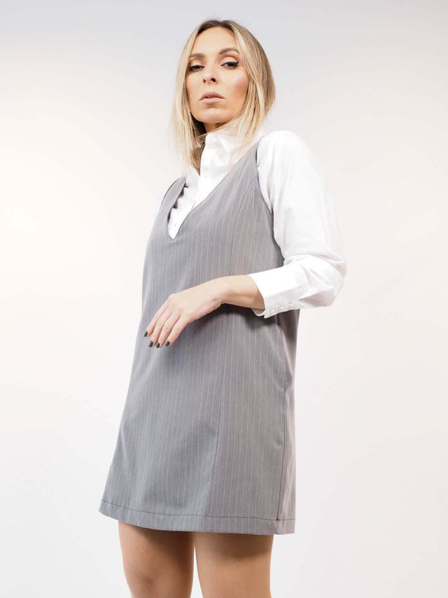 Vestido com um decote em, bico, e manga cava.