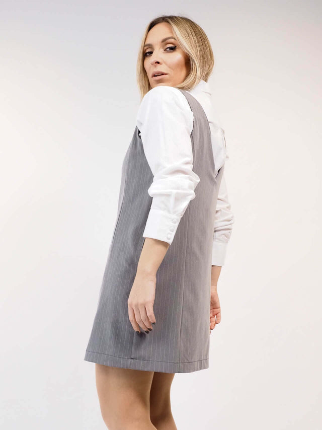 Vestido de manga cava com pormenor visto de lado.