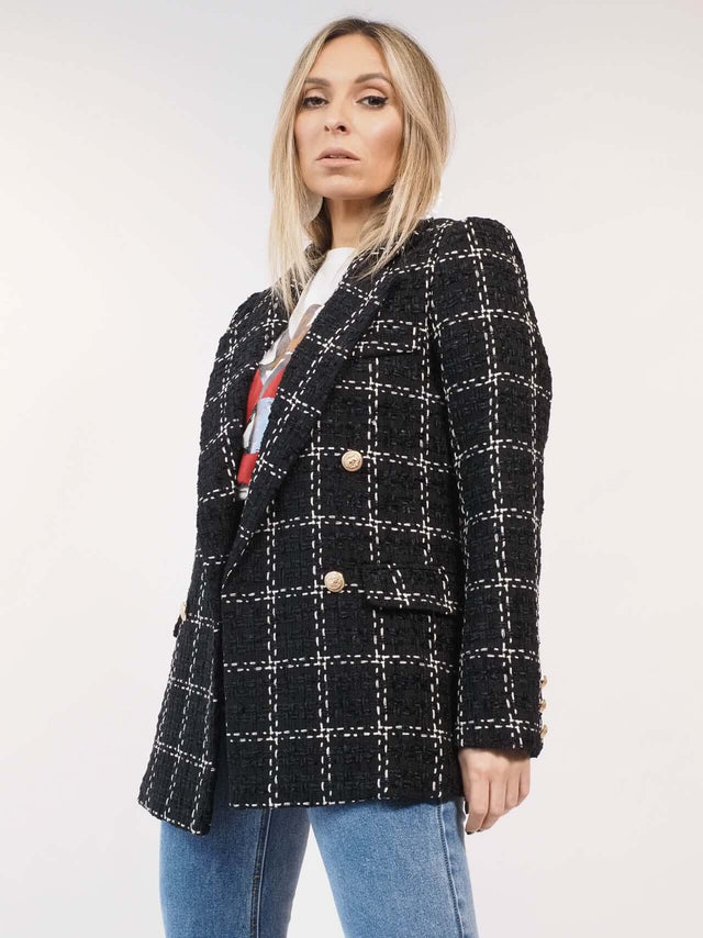 As mangas compridas deste blazer são acabadas em punhos com botões e tem bolsos frontais para maior praticidade.