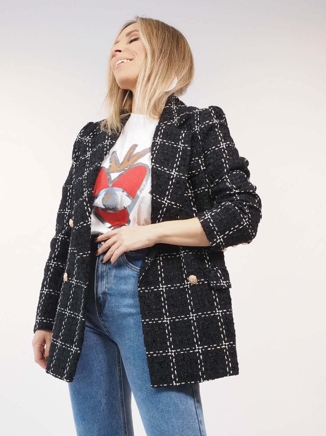 Blazer preto cruzado com pormenor ao xadrez branco.