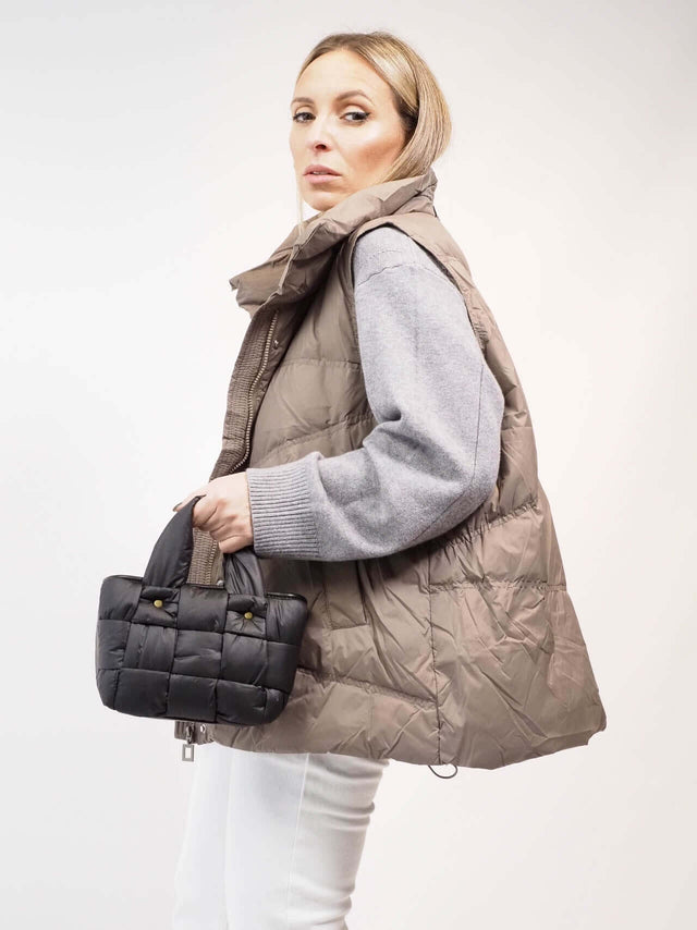 Esta mini bag é ao mesmo tempo elegante e prática.