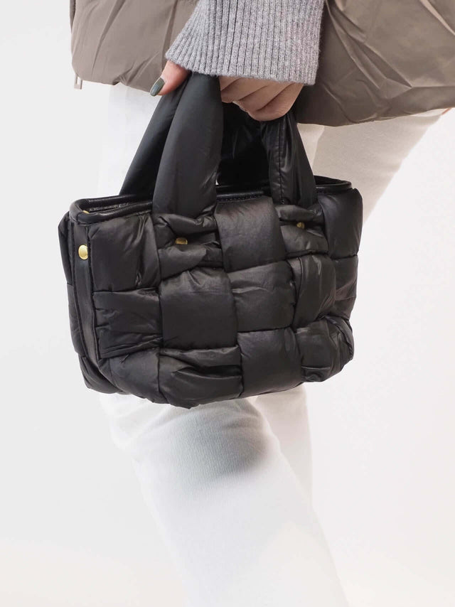 Mala com um interior forrado, fecho de correr e pequeno bolso interior.