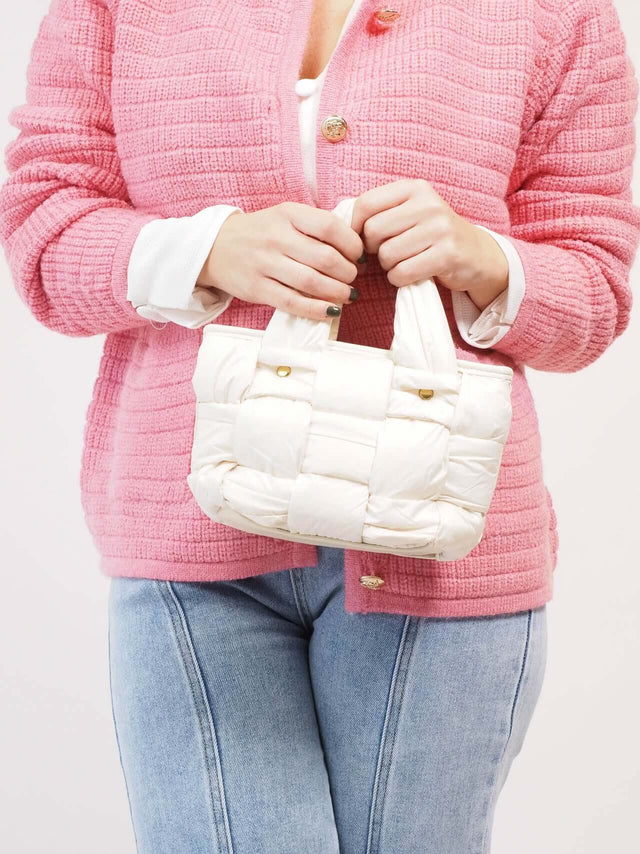 Esta mini bag é ao mesmo tempo elegante e prática.