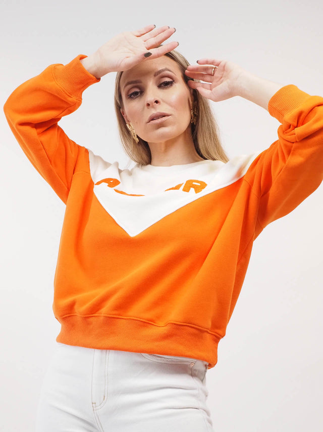 A nossa sweatshirt feminina com estampagem em relevo na frente.