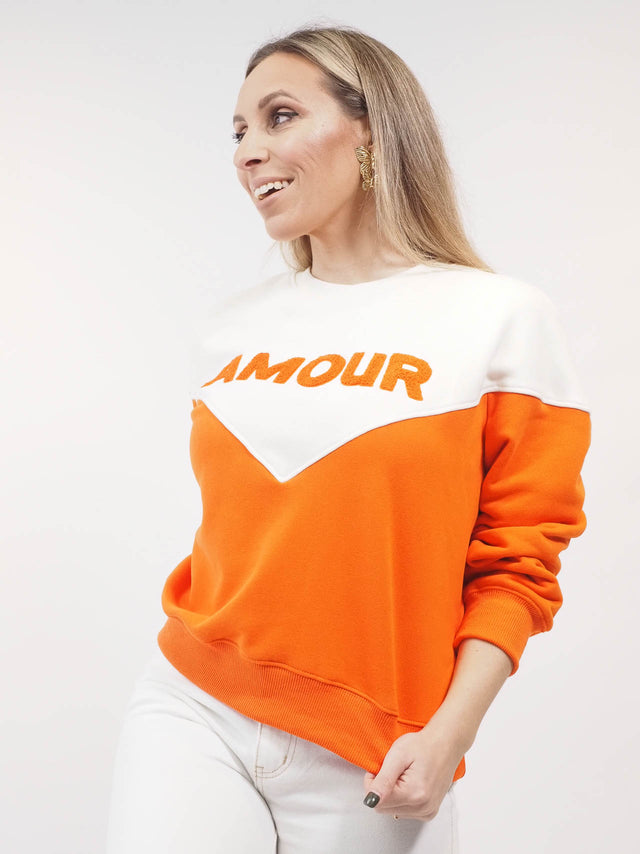 Esta Sweatshirt apresenta uma gola redonda, mangas compridas terminadas em punhos com nervuras.