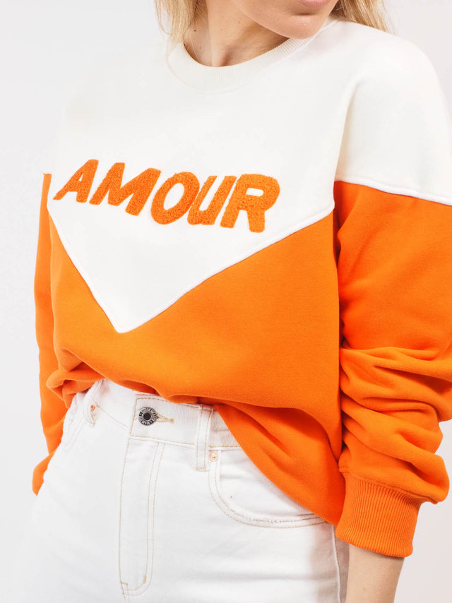 Sweatshirt com letras estampadas na frente.