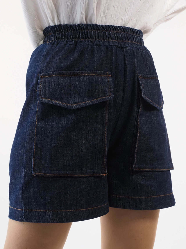 Estes calções de lavagem escura, apresentam bolsos frontais.