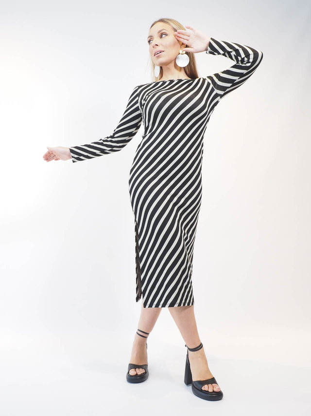 Vestido midi com riscas.