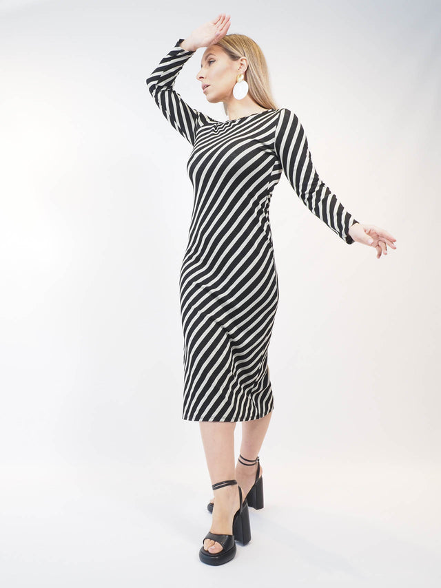 Um vestido bonito, feminino que é uma grande adição ao teu guarda-roupa.