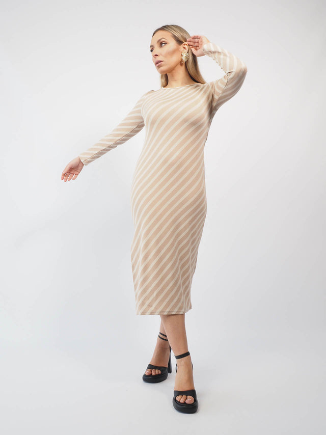 Vestido midi com riscas.