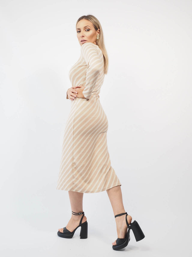 Este vestido midi apresenta um padrão com riscas.