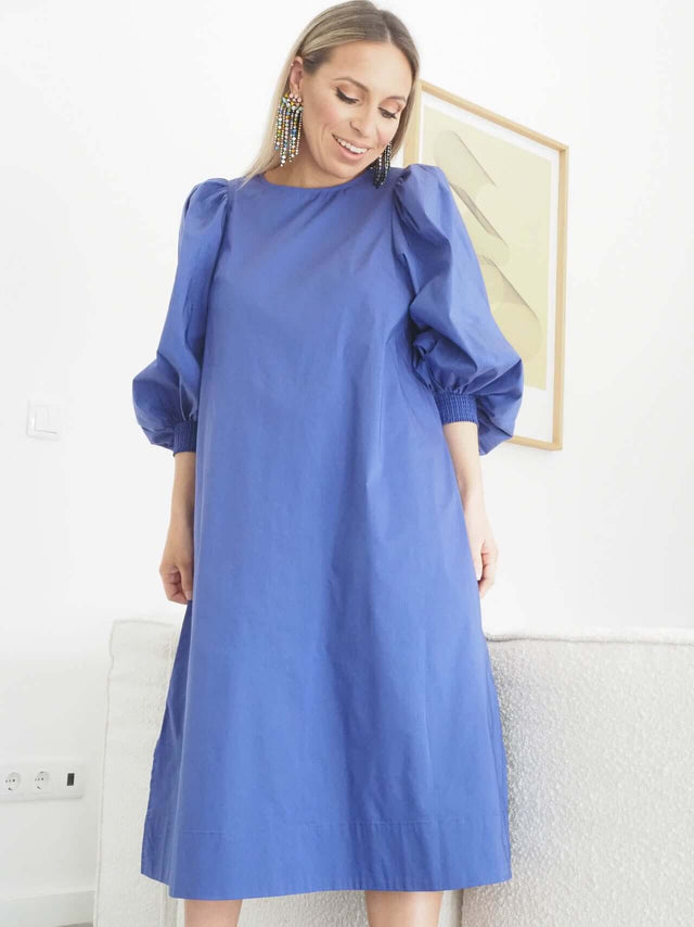 Vestido midi de mangas abalonadas.