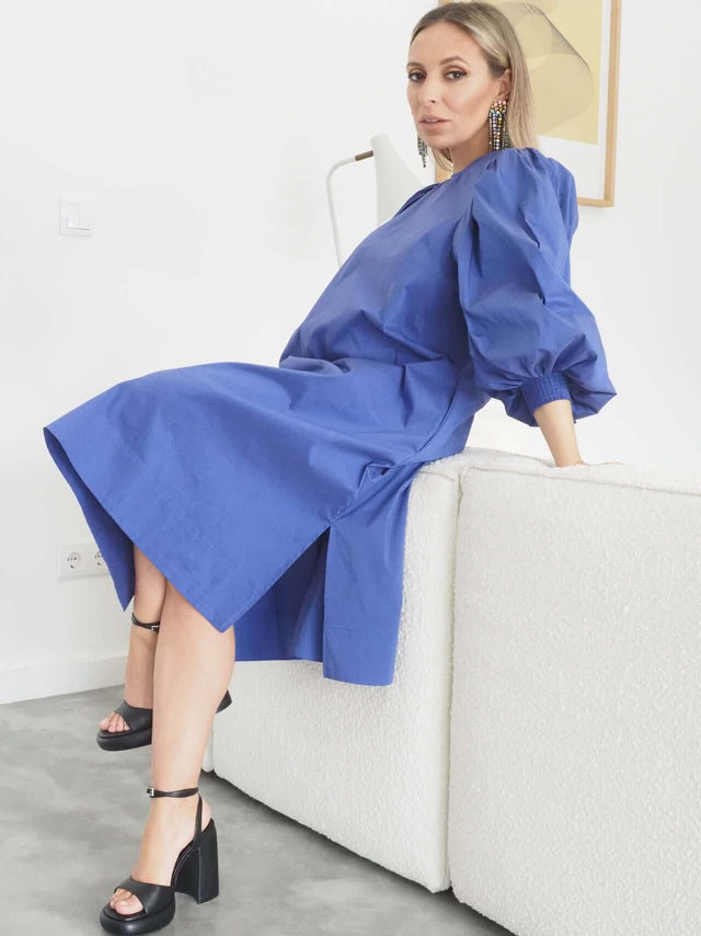 Vestido midi azulão com aberturas laterais no fundo.