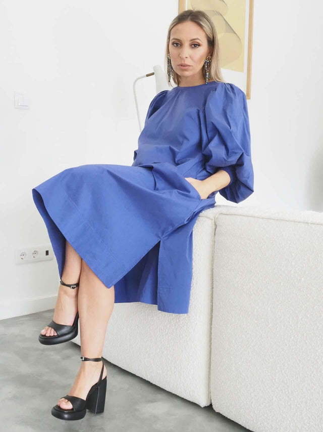 Vestido com abertura na parte de baixo que acrescentam um aspeto moderno.