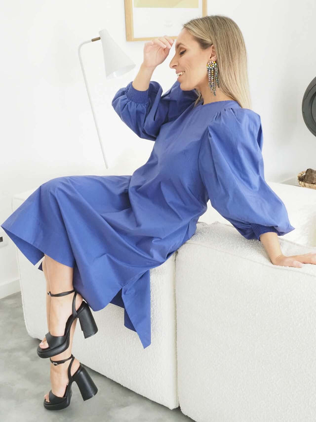Vestido de comprimento médio com mangas 3/4 abalonadas.