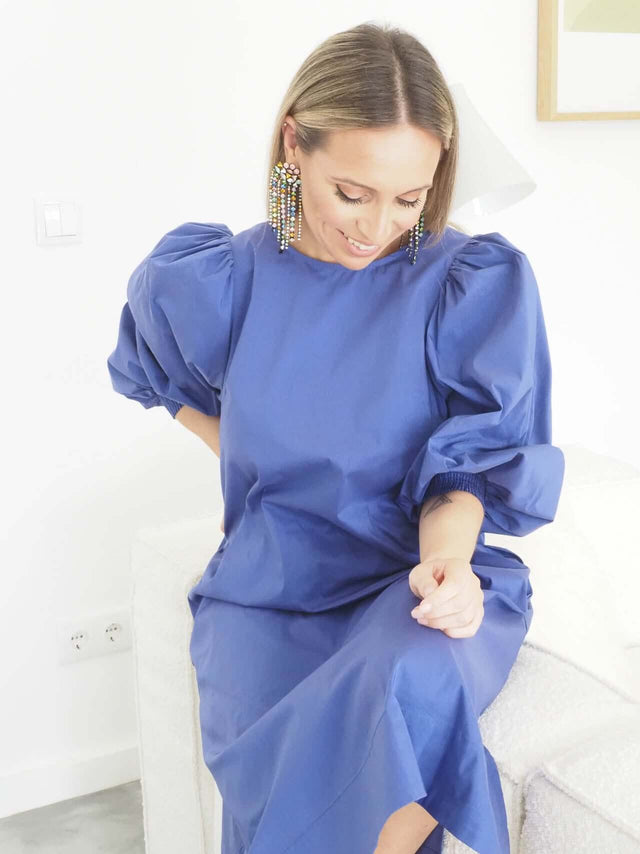 Vestido midi de manga 3/4, terminadas em punho de elástico.