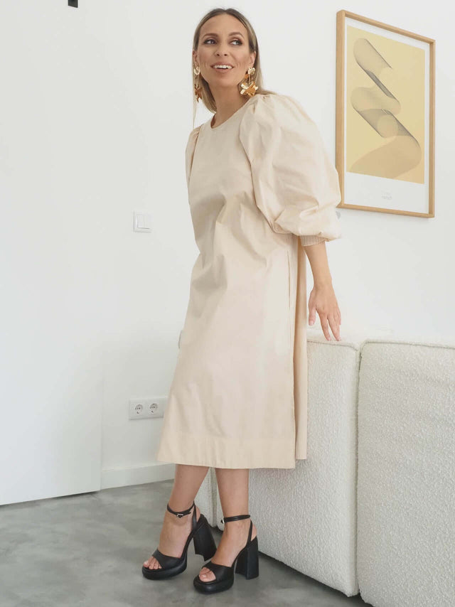 Vestido midi de comprimento médio num tecido macio e leve.