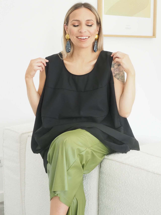 Túnica de manga cava para um look descontraído e elegante.