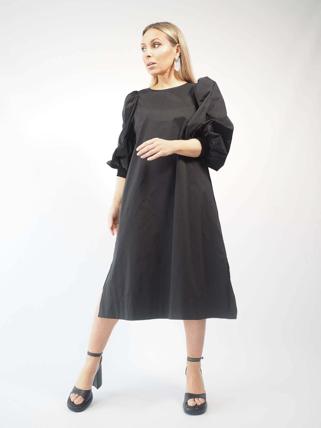 Vestido de comprimento médio com mangas 3/4 abalonadas.