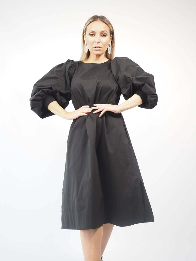 Vestido com detalhes franzidos no ombro, fecho de botão atrás.