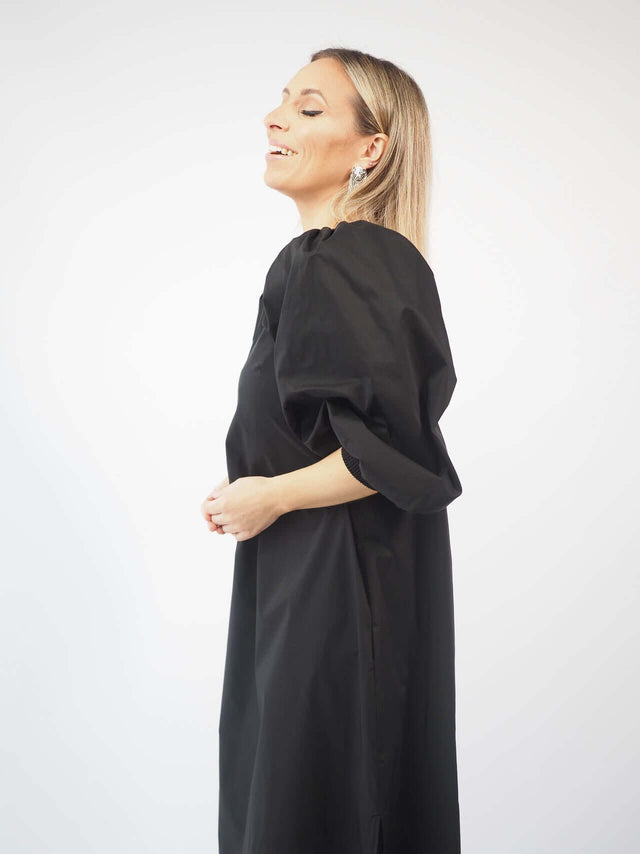 Vestido midi de comprimento médio num tecido macio e leve.