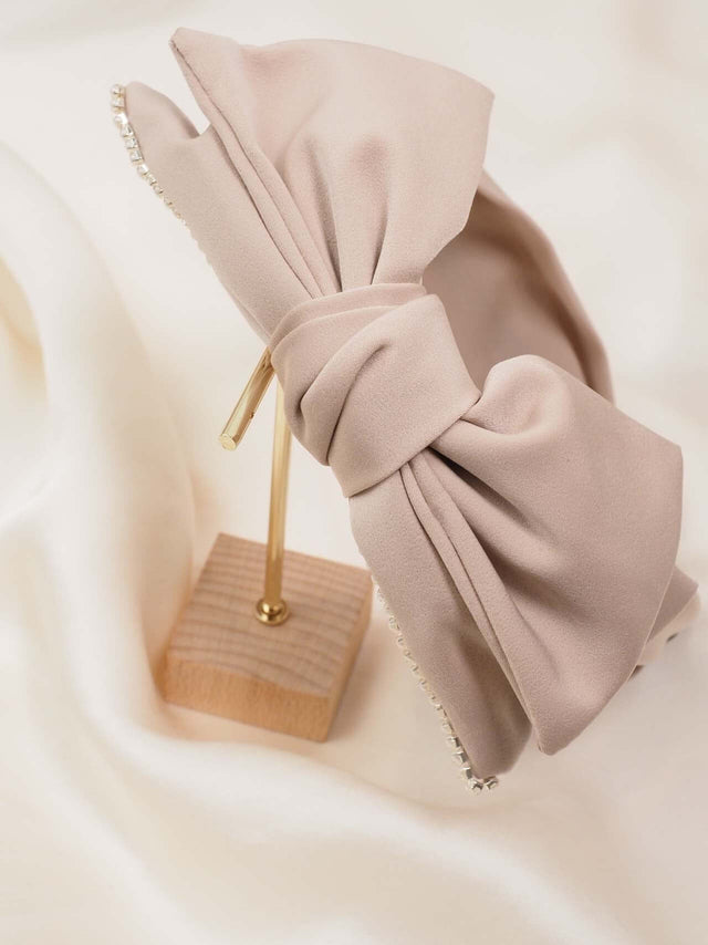 Acessórios: BANDOLETE COM LAÇO E PÉROLAS Color: taupe, rosa, cinzento, preto Size: TU | Outono / Inverno 2022
