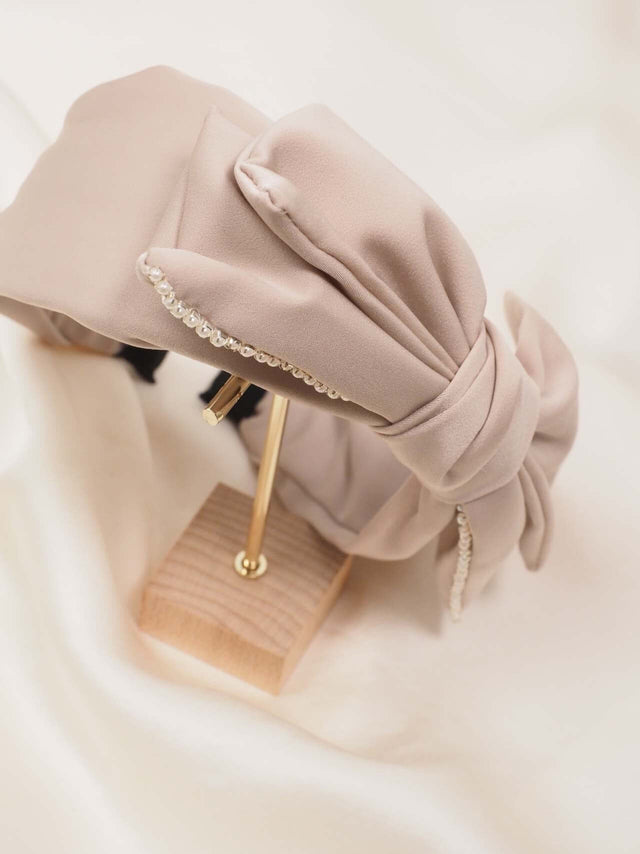 Acessórios: BANDOLETE COM LAÇO E PÉROLAS Color: taupe Size: TU | Outono / Inverno 2022