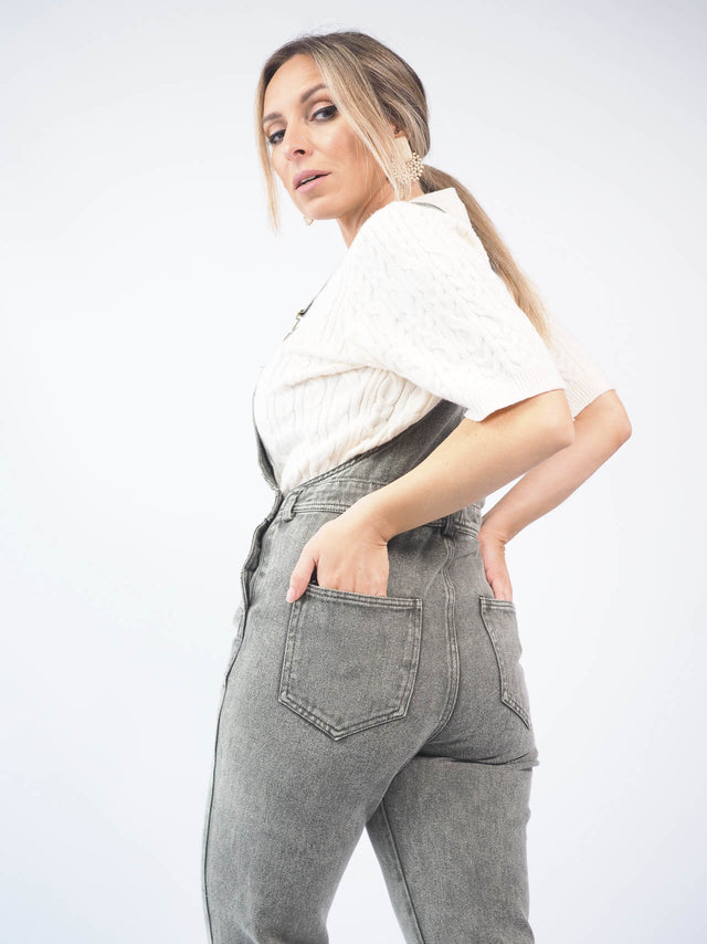 Com bolsos práticos à frente e atrás, esta jardineira em algodão é perfeita para mulheres ativas.