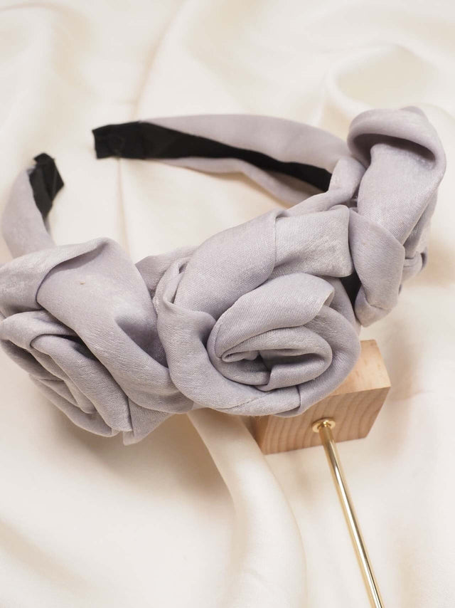 Bandolete: Bandolete em Cetim com Flores em Relevo - Black Peach® Color: cinza, mostarda Size: TU | Outono / Inverno 2022