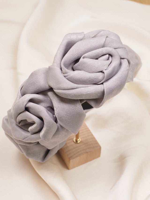 Bandolete: Bandolete em Cetim com Flores em Relevo - Black Peach® Color: cinza, mostarda Size: TU | Outono / Inverno 2022