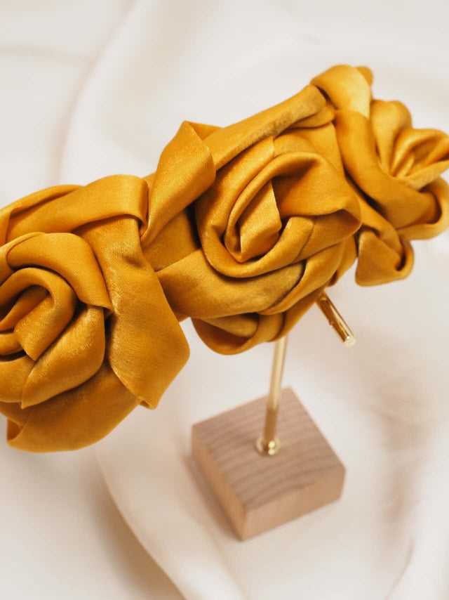 Bandolete: Bandolete em Cetim com Flores em Relevo - Black Peach® Color: cinza, mostarda Size: TU | Outono / Inverno 2022