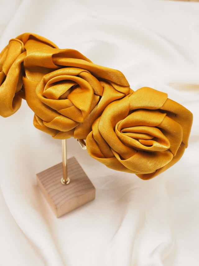 Bandolete: Bandolete em Cetim com Flores em Relevo - Black Peach® Color: cinza, mostarda Size: TU | Outono / Inverno 2022