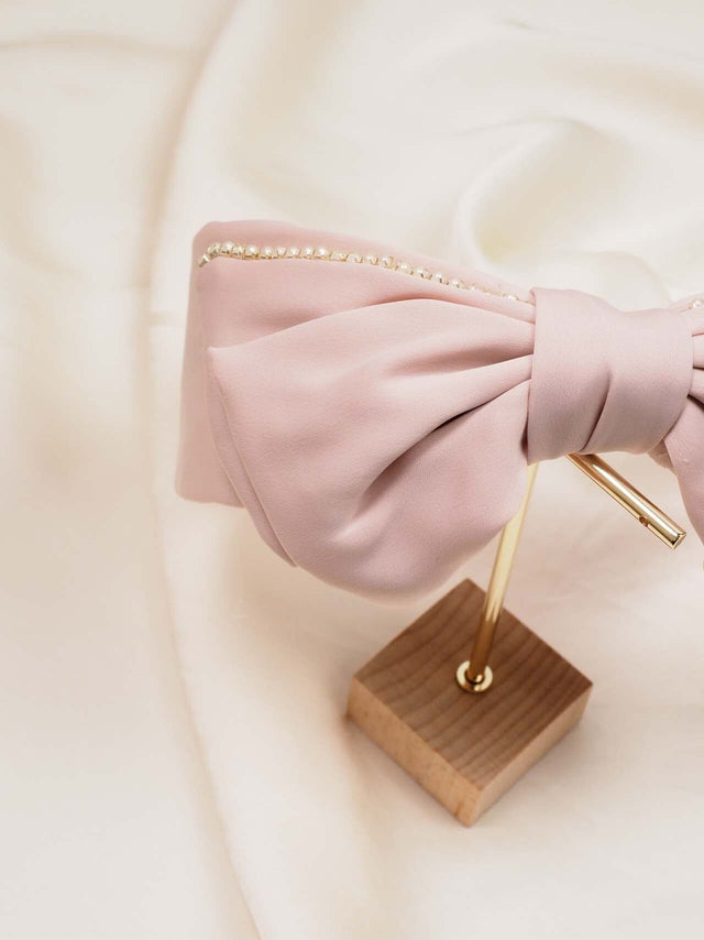 Acessórios: BANDOLETE COM LAÇO E PÉROLAS Color: taupe, rosa, cinzento, preto Size: TU | Outono / Inverno 2022