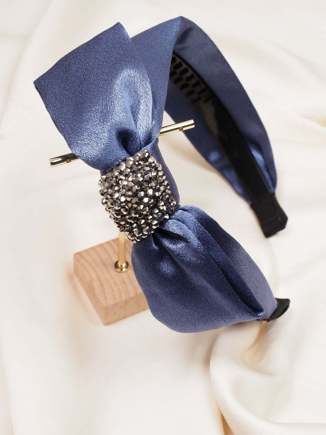 Bandolete: Bandolete com Laço em Cetim e Brilhantes - Black Peach® Color: azul Size: TU | Outono / Inverno 2022